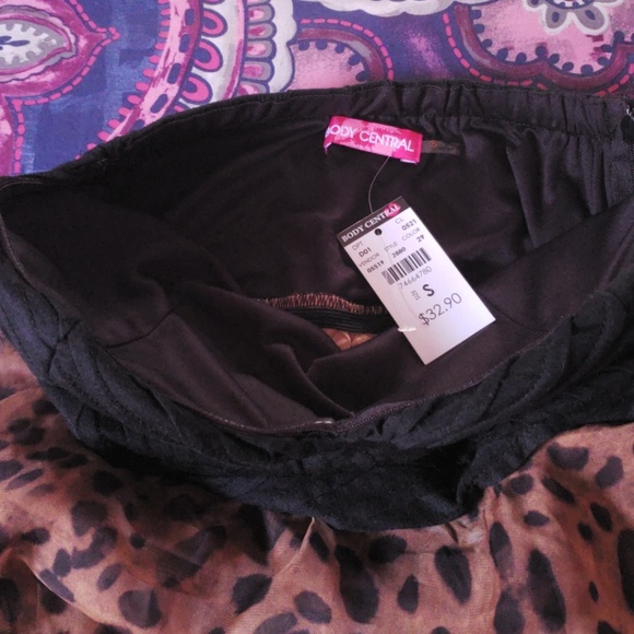 Mid length dress with long flowy trim in the back - Picture 3 of 4